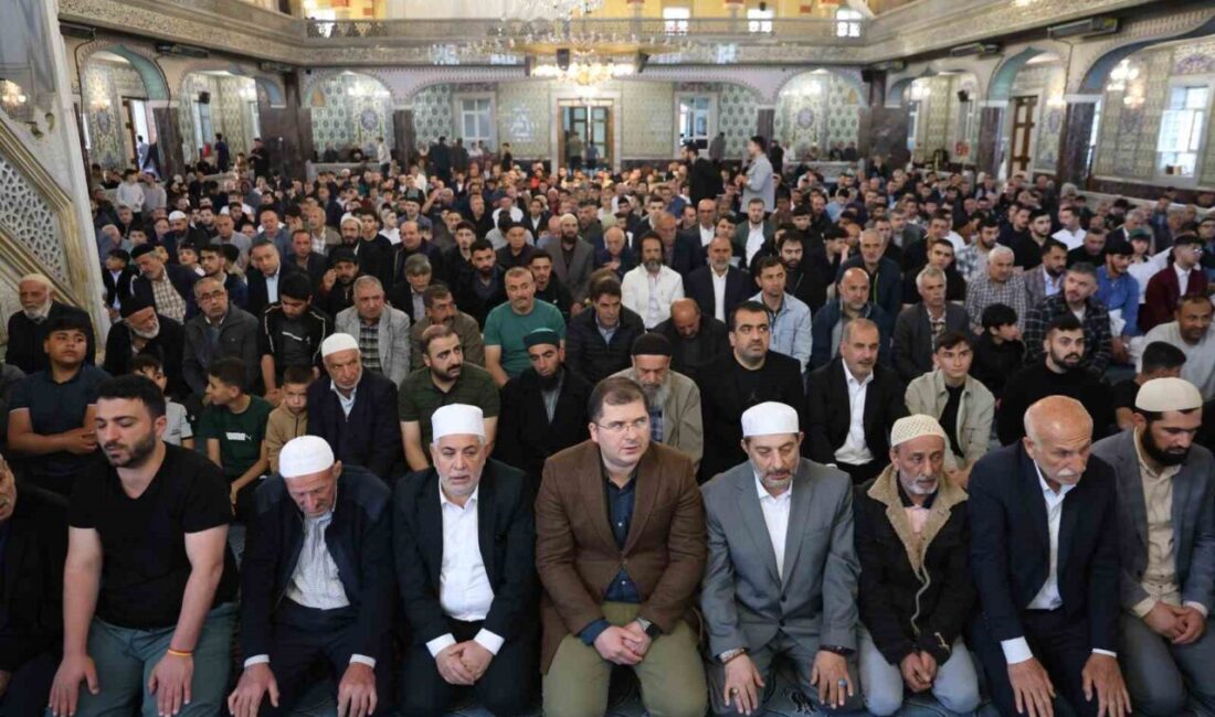 Elazığ’da vatandaşlar bayram namazı için camilere akın etti. Elazığ’da vatandaşlar