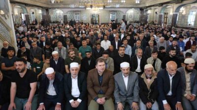 Elazığ’da vatandaşlar bayram namazı için camilere akın etti. Elazığ’da vatandaşlar