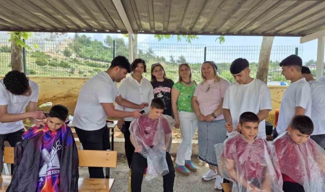 Mersin’de Toroslar Mesleki Eğitim Merkezi öğrencileri, bayram öncesi gerçekleştirdikleri sosyal