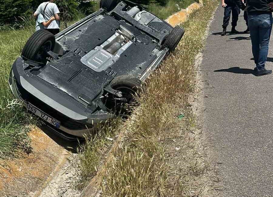 Eskişehir’de akla atan iki araç refüje düşerken, 1 kişi hafi