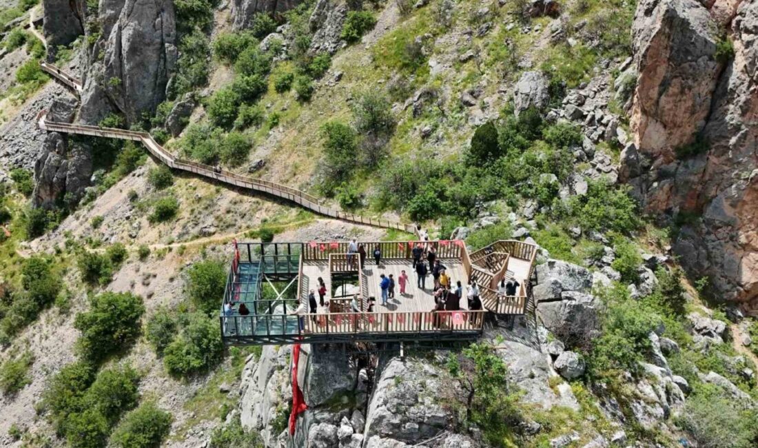 Yozgat’ın Aydıncık ilçesinde bulunan Kazankaya Kanyonu, 9 günlük Kurban Bayramı