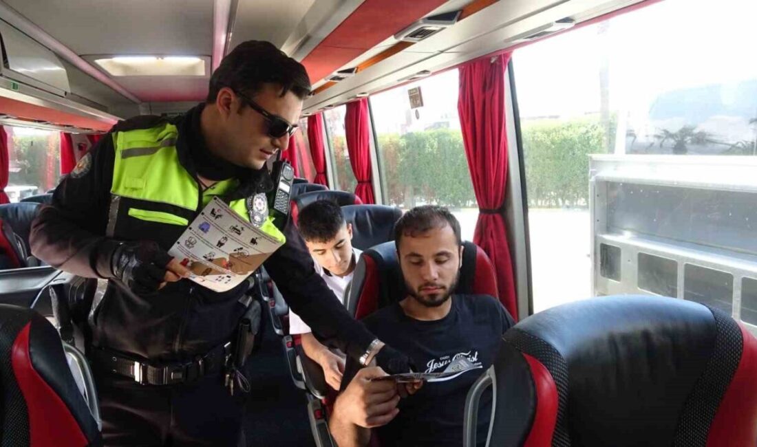 Hatay’da polis ekipleri, bayram öncesi yoğunluk yaşanan otogarda broşürler dağıtarak