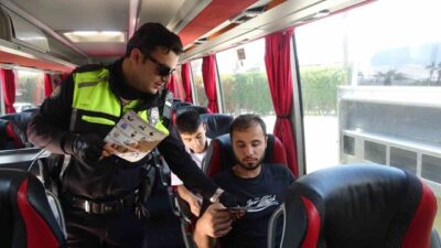 Hatay’da polis ekipleri, bayram öncesi yoğunluk yaşanan otogarda broşürler dağıtarak