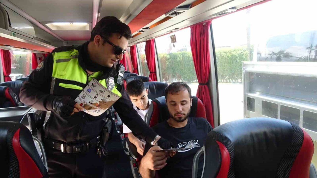 Hatay’da polis ekipleri, bayram öncesi yoğunluk yaşanan otogarda broşürler dağıtarak