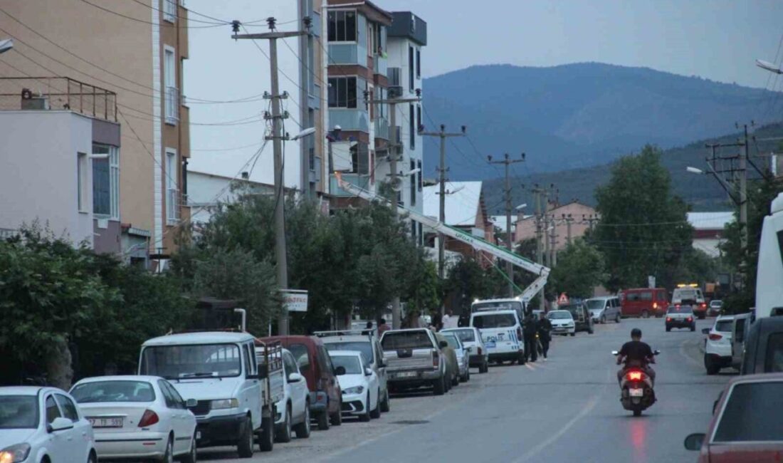 Çanakkale’nin Bayramiç ilçesinde, inşaatta profil borunun elektrik tellerine değmesi sonucu