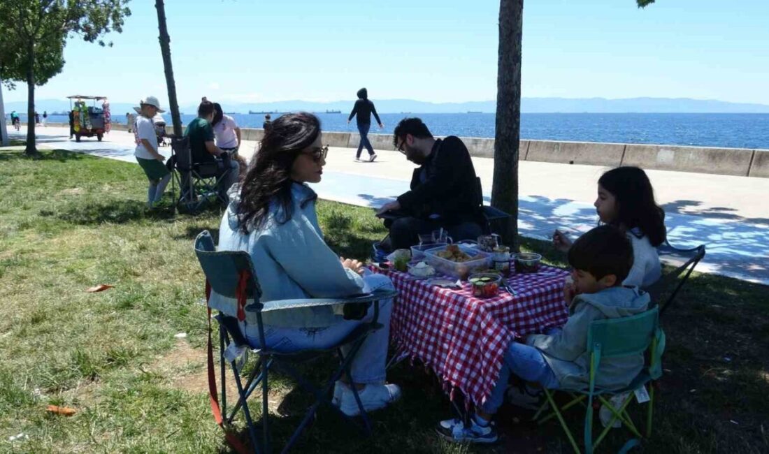 Pendik ve Kartal sahil şeridinde bayramın 4. gününde vatandaşlar aileleriyle