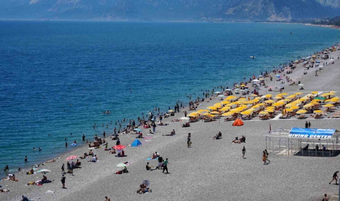Antalya’da Kurban Bayramı’nın ilk gününde sahiller yerli ve yabancı tatilcilerle