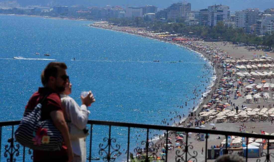 Kurban Bayramı’nın son gününde Antalya sahillerindeki doluluk devam etti. Dünyaca