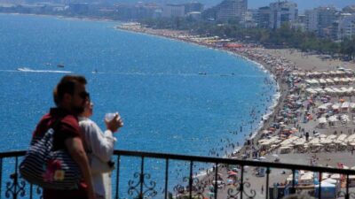 Kurban Bayramı’nın son gününde Antalya sahillerindeki doluluk devam etti. Dünyaca