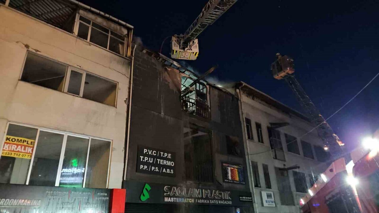 Bayrampaşa’da gece saatlerinde 5 katlı bir iş yerinin 3. katında