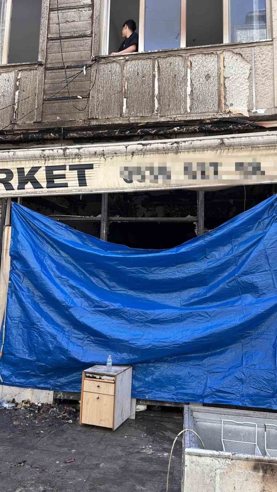 Bayrampaşa’da gece saatlerinde alevlere teslim olan market itfaiye ekipleri tarafından