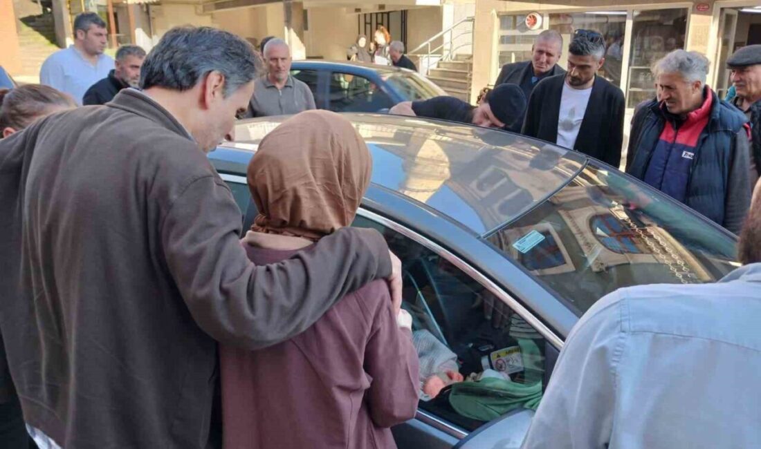 Trabzon’un Ortahisar ilçesinde otomobilinin içinde anahtarını unutan genç bir anne,