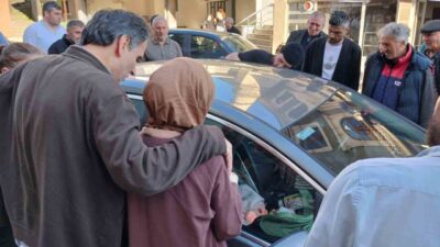 Trabzon’un Ortahisar ilçesinde otomobilinin içinde anahtarını unutan genç bir anne,