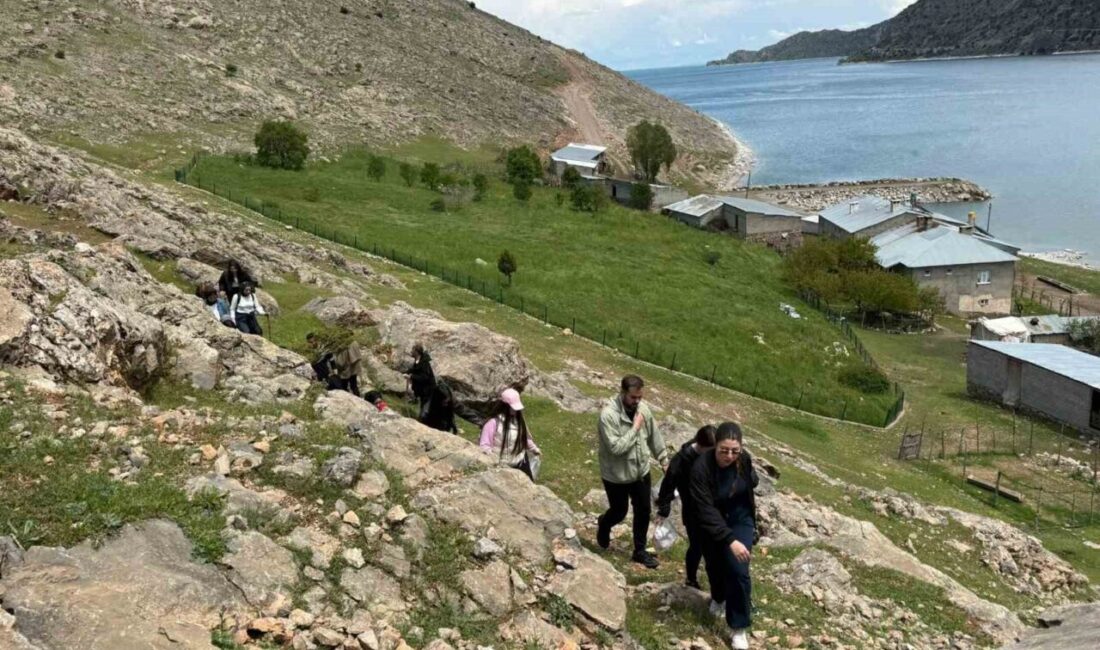 Bitlis Eren Üniversitesi Dağcılık ve Doğa Sporları Kulübü (BEDOKS) üyeleri,