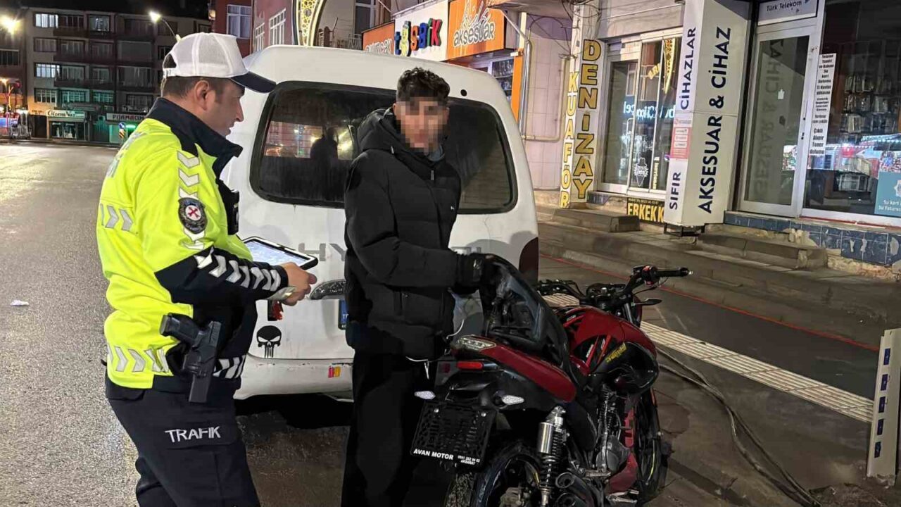 Aksaray’da plakasını söküp trafiğe çıktığı abart egzozlu motosikleti ile bekçilerin