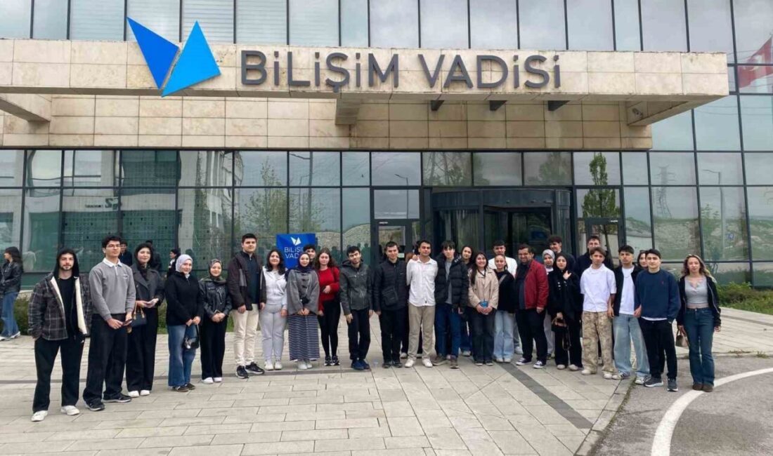 Esenyurt Belediyesi’nin düzenlediği gezi programıyla Bilişim Vadisi’ni ziyaret eden öğrenciler,