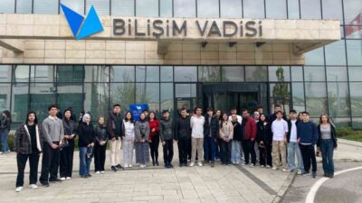Esenyurt Belediyesi’nin düzenlediği gezi programıyla Bilişim Vadisi’ni ziyaret eden öğrenciler,