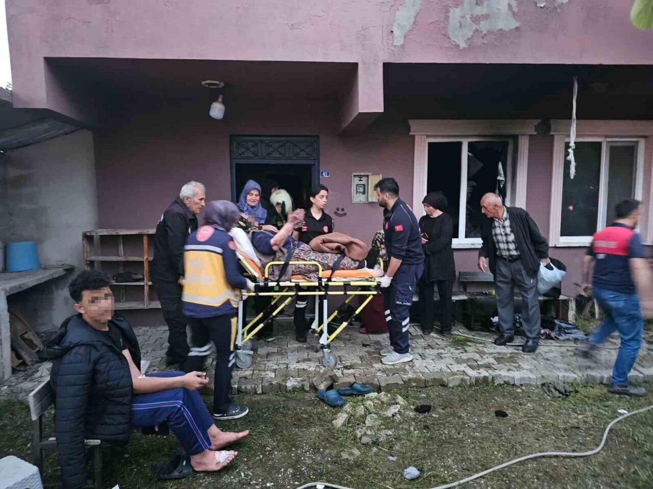 Kastamonu’nun Çatalzeytin ilçesinde sobayı yakmak için kullanılan benzin bidonu patladı.