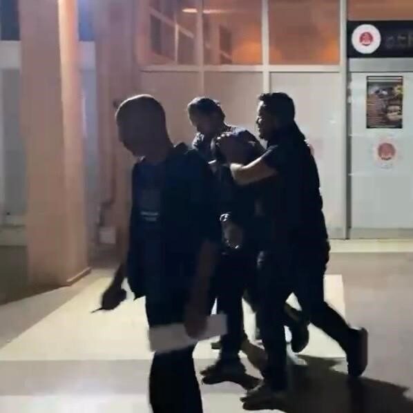 İzmir’in Bergama ilçesinde polis ekipleri tarafından düzenlenen uyuşturucu operasyonunda çok