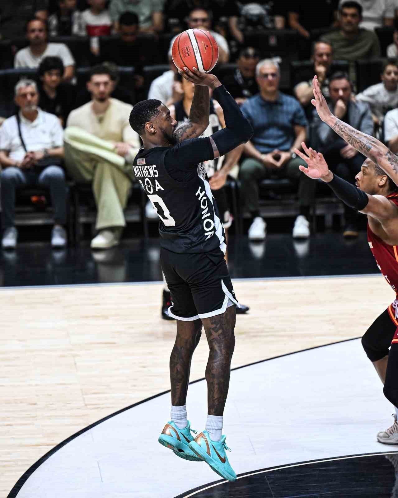 Türkiye Sigorta Basketbol Süper Ligi play-off çeyrek final ilk maçında