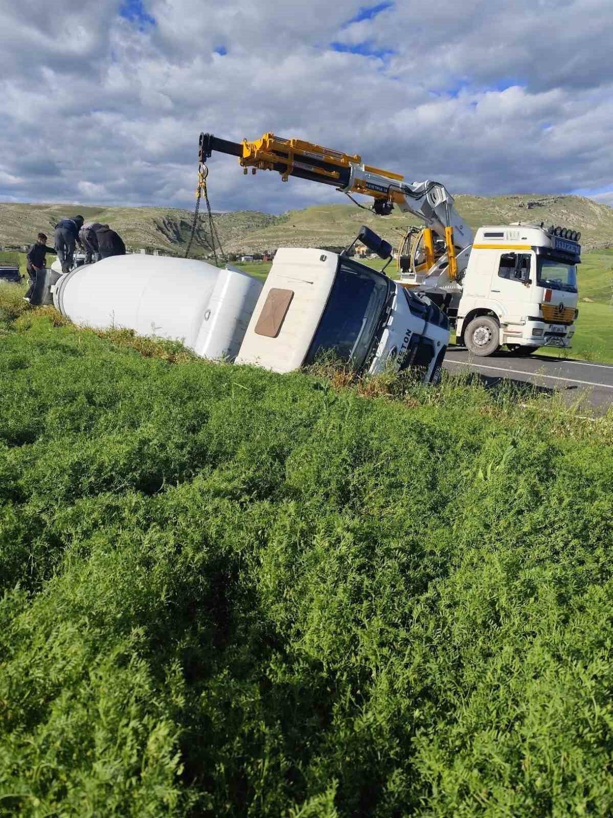 Diyarbakır’ın Silvan ilçesinde beton mikserinin devrildiği kazada sürücü hafif yaralandı.