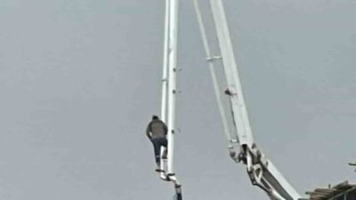 Elazığ’da bir işçi, beton pompa aracının hortumuna binerek metrelerce yüksekliğe