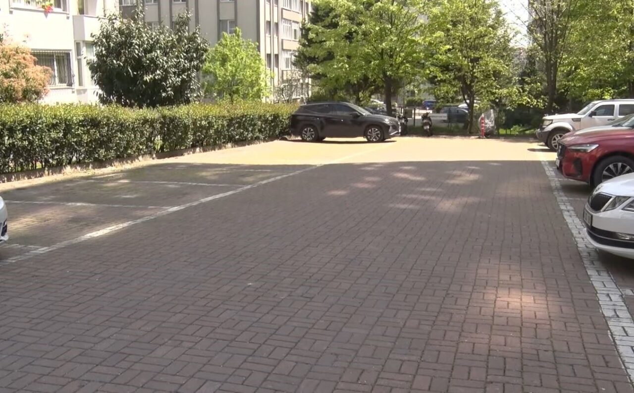 Beylikdüzü’nde sokak köpeklerinin saldırısına uğrayan vatandaşın o anları güvenlik kamerasına