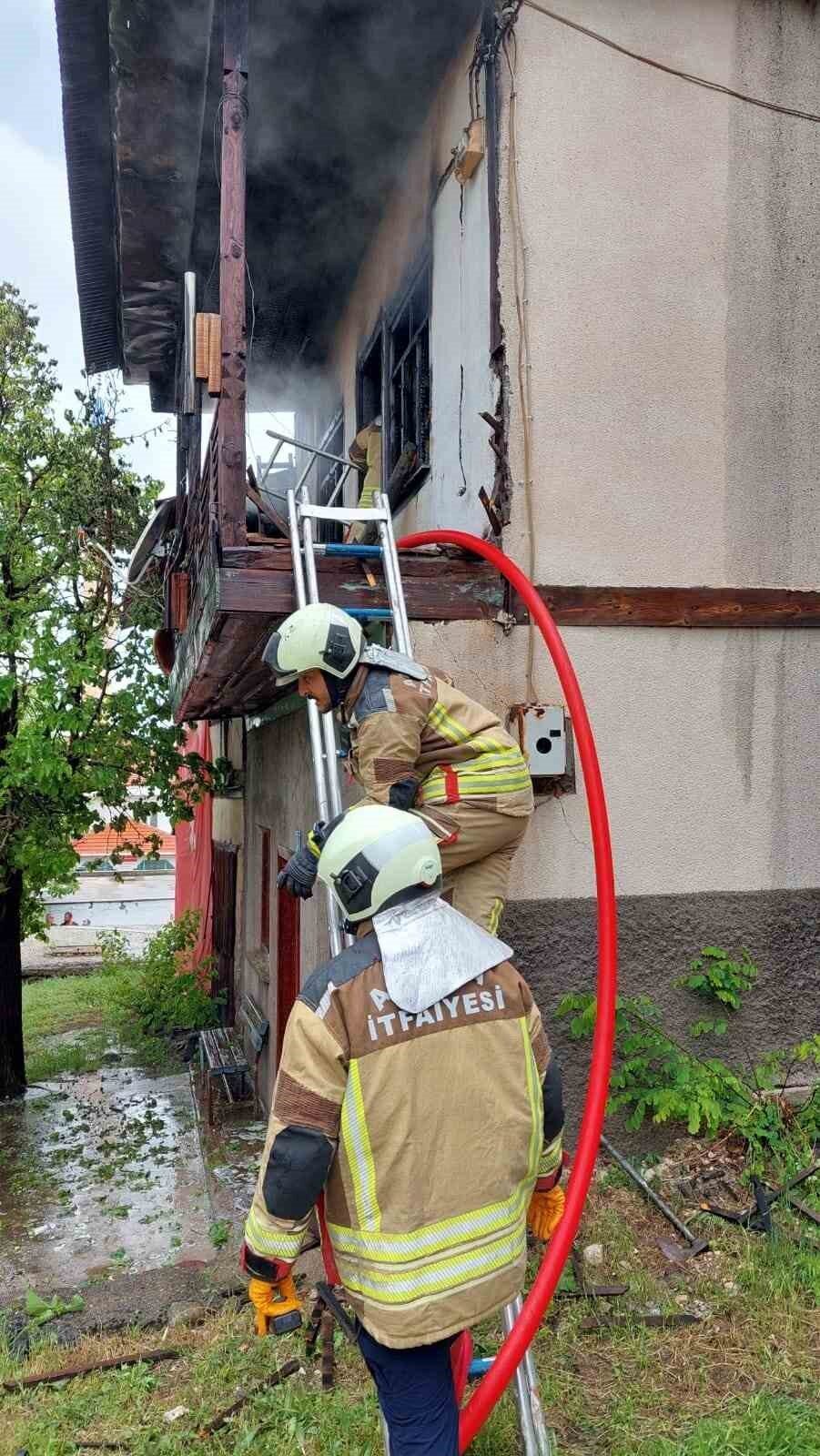 Ankara’nın Beypazarı ilçesinde bir evde çıkan yangın söndürüldü. Ankara’nın Beypazarı