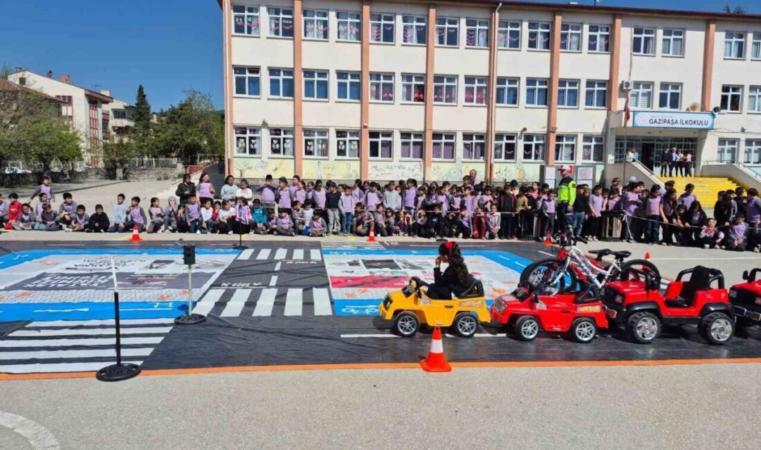 Ankara’nın Beypazarı ilçesinde bir okulda Trafik Jandarma Timleri tarafından trafik