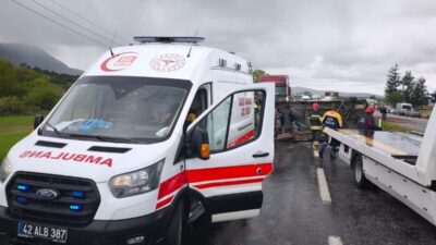 Konya’nın Beyşehir ilçesinde devrilen minibüsün sürücüsü yaralandı. Kaza, Beyşehir Antalya