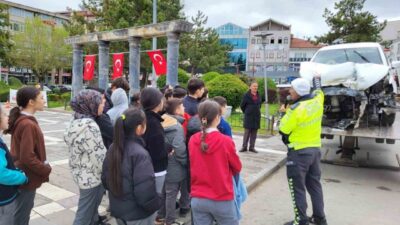 Konya’nın Beyşehir ilçesinde düzenlenen Karayolu Trafik Haftası etkinliğinde kaza yapan