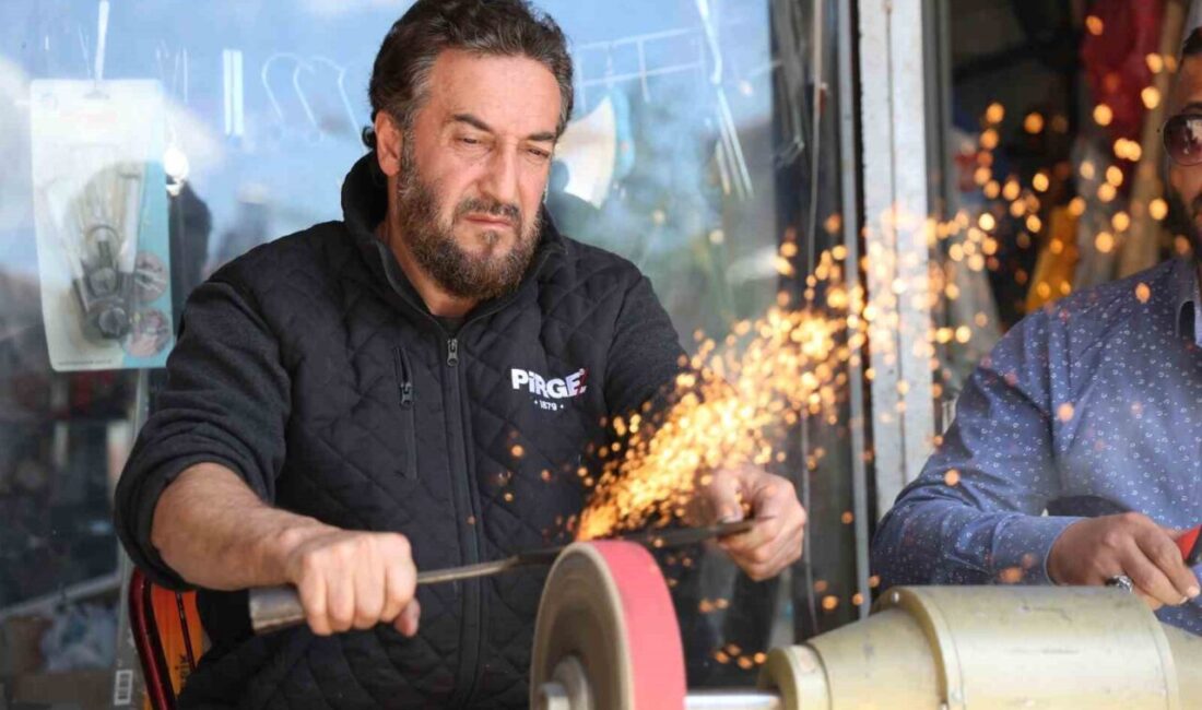 Elazığ’da bıçak bileme ustaları Kurban Bayramı’nın arife gününde vatandaşlardan gelen