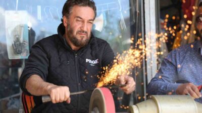 Elazığ’da bıçak bileme ustaları Kurban Bayramı’nın arife gününde vatandaşlardan gelen