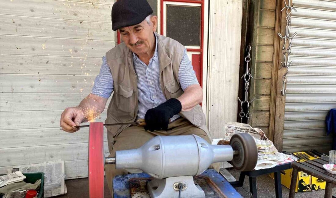 Kurban Bayramı’na sayılı günler kala Alaşehir’de bıçak bileme ustalarının tezgahları
