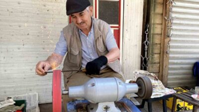 Kurban Bayramı’na sayılı günler kala Alaşehir’de bıçak bileme ustalarının tezgahları