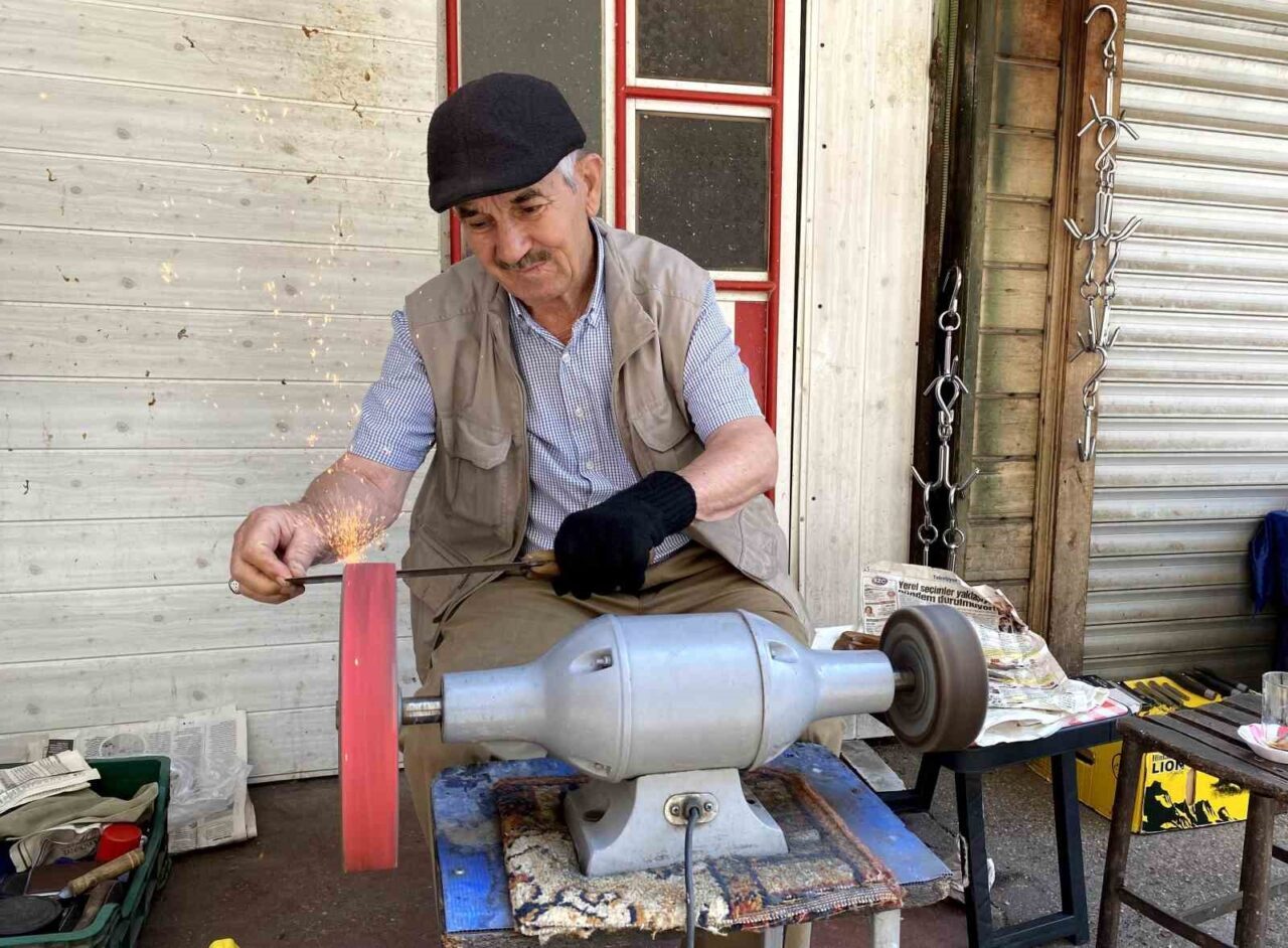 Kurban Bayramı’na sayılı günler kala Alaşehir’de bıçak bileme ustalarının tezgahları