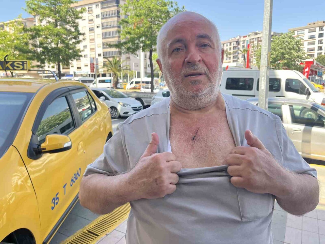 İzmir’in Karabağlar ilçesinde, boğazından bıçaklanarak gasp girişimine maruz kalan ve