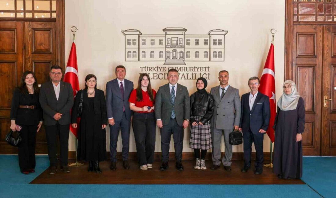 Türkiye birincisi olan Bilecikli öğrenciler, Bilecik Valisi Faik Oktay Sözer