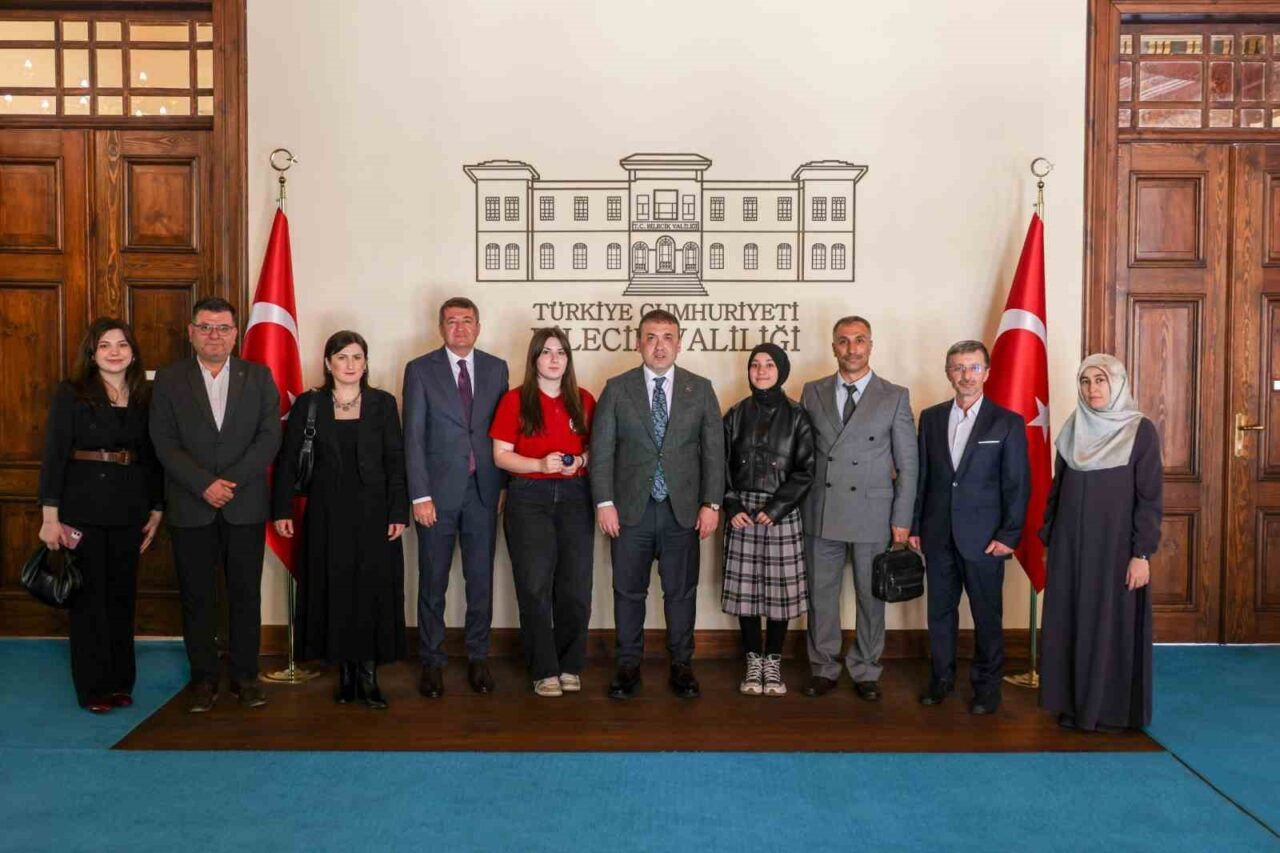Türkiye birincisi olan Bilecikli öğrenciler, Bilecik Valisi Faik Oktay Sözer