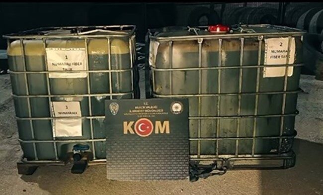 Bilecik’te bir araçta yapılan aramada bin 900 litre karışımlı kaçak
