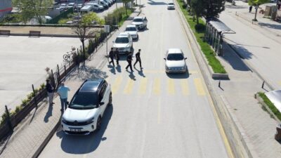 Bilecik’in Bozüyük ilçesinde drone destekli trafik denetimi gerçekleştirildi. Edinilen bilgilere