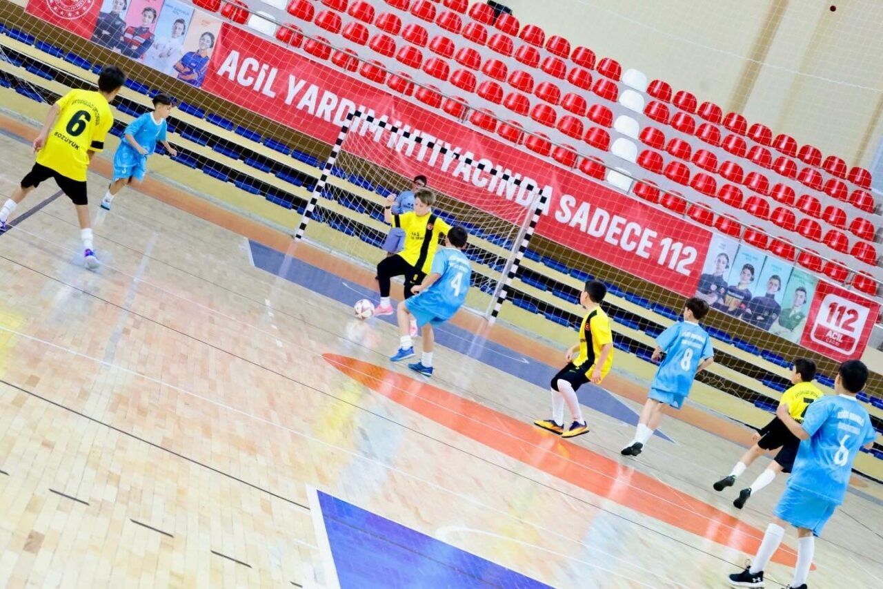 Bilecik’te futsal küçük erkekler çeyrek final müsabakaları sürüyor. Bilecik İstasyon