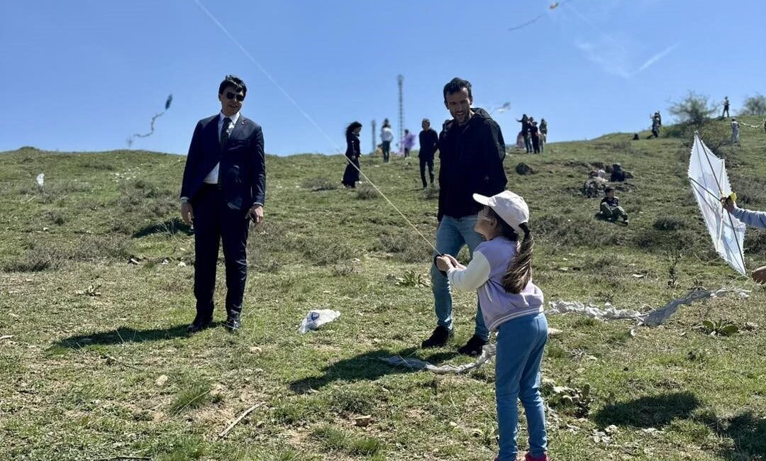 Bilecik’in Pazaryeri ilçesinde gökyüzü uçurtmalar ile renklendi. Pazaryeri ilçesinde düzenlenen