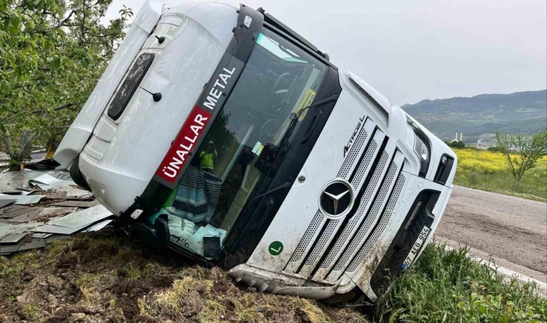 Bilecik’te seyir halinde kontrolden çıkan tır devrilirken, şans eseri sürücüsü