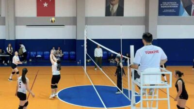 Bilecik’in Pazaryeri ilçesinde liseler arası voleybol müsabakası nefes kesti. Pazaryeri