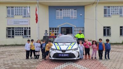 Bilecik’in Bozüyük ilçesinde anaokulu öğrencilerine trafik eğitimi verildi. Bilecik İl