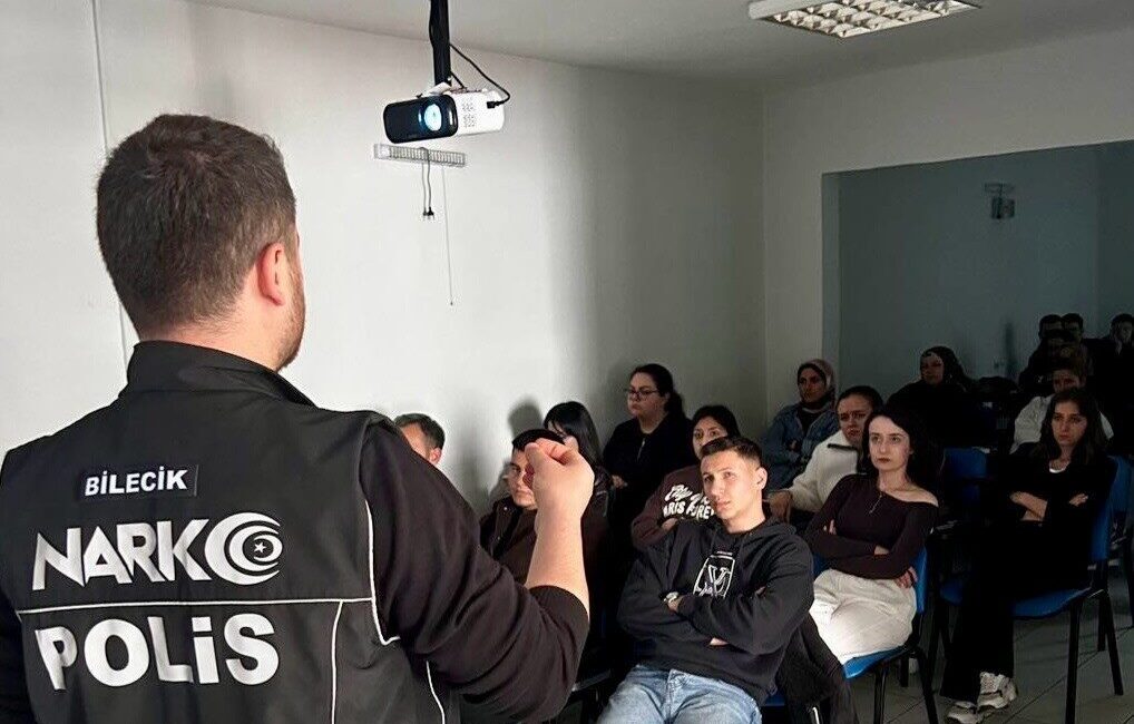 Bilecik’in Bozüyük ilçesinde NARKOREHBER eğitimi verildi. Edinilen bilgilere göre, Bilecik