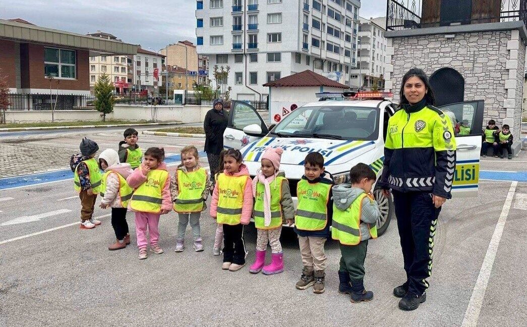 Bilecik’te öğrencilere yönelik düzenlenen eğitim programında öğrencilere trafik eğitimi verildi.