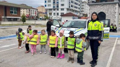 Bilecik’te öğrencilere yönelik düzenlenen eğitim programında öğrencilere trafik eğitimi verildi.