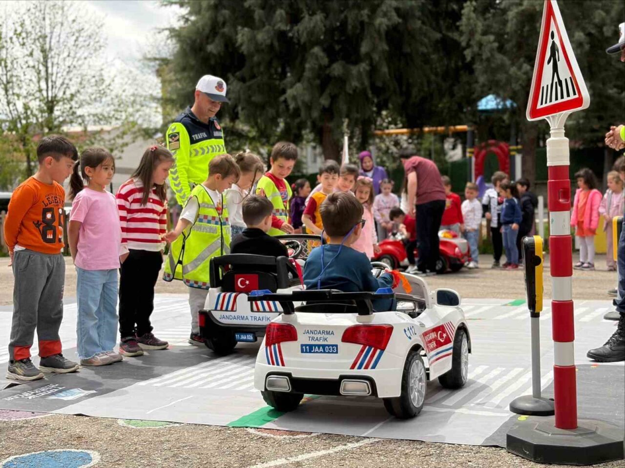 Bilecik’in Pazaryeri ilçesinde jandarma ekipleri tarafından öğrencilere yönelik trafik eğitimi